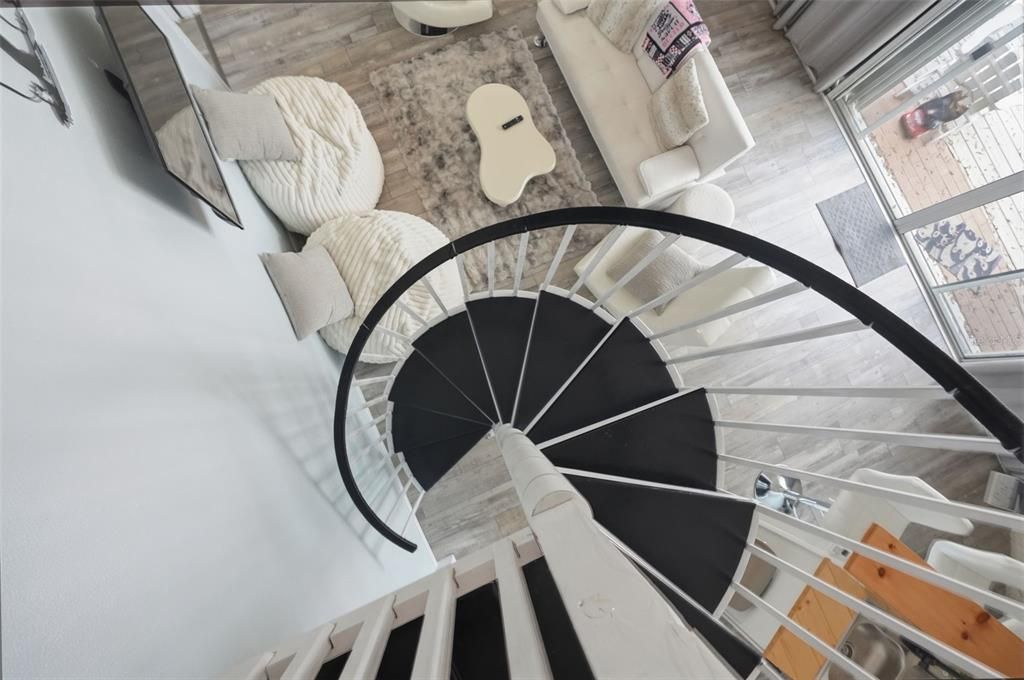 For Sale: $279,900 (1 beds, 1 baths, 652 Square Feet)