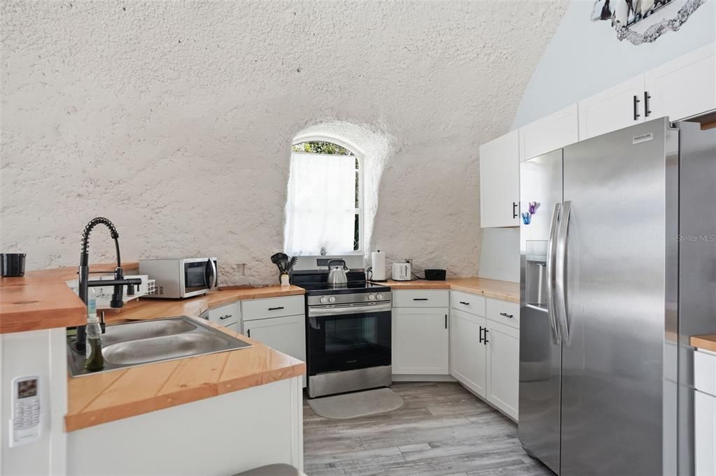 For Sale: $279,900 (1 beds, 1 baths, 652 Square Feet)