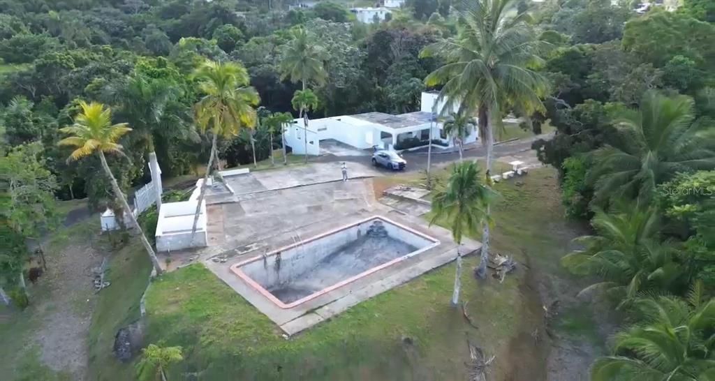 待售: $595,000 (2.60 acres)