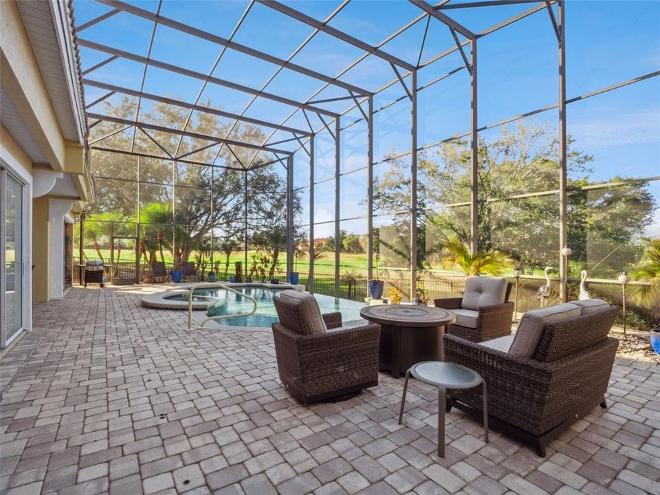 Activo con contrato: $1,395,000 (5 camas, 4 baños, 4000 Pies cuadrados)
