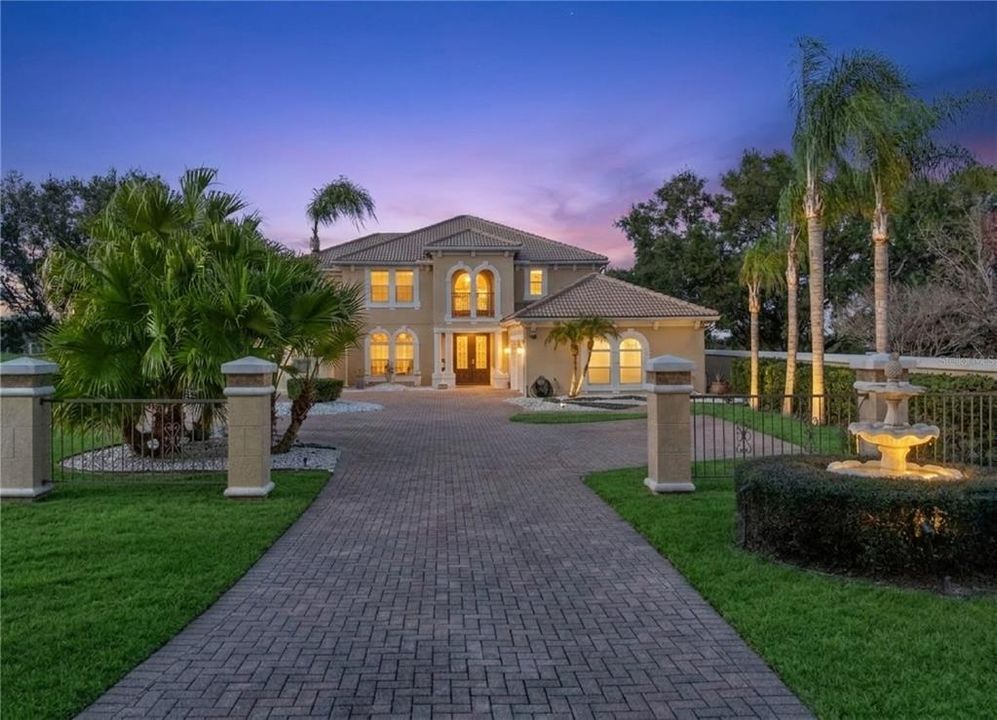 Activo con contrato: $1,395,000 (5 camas, 4 baños, 4000 Pies cuadrados)