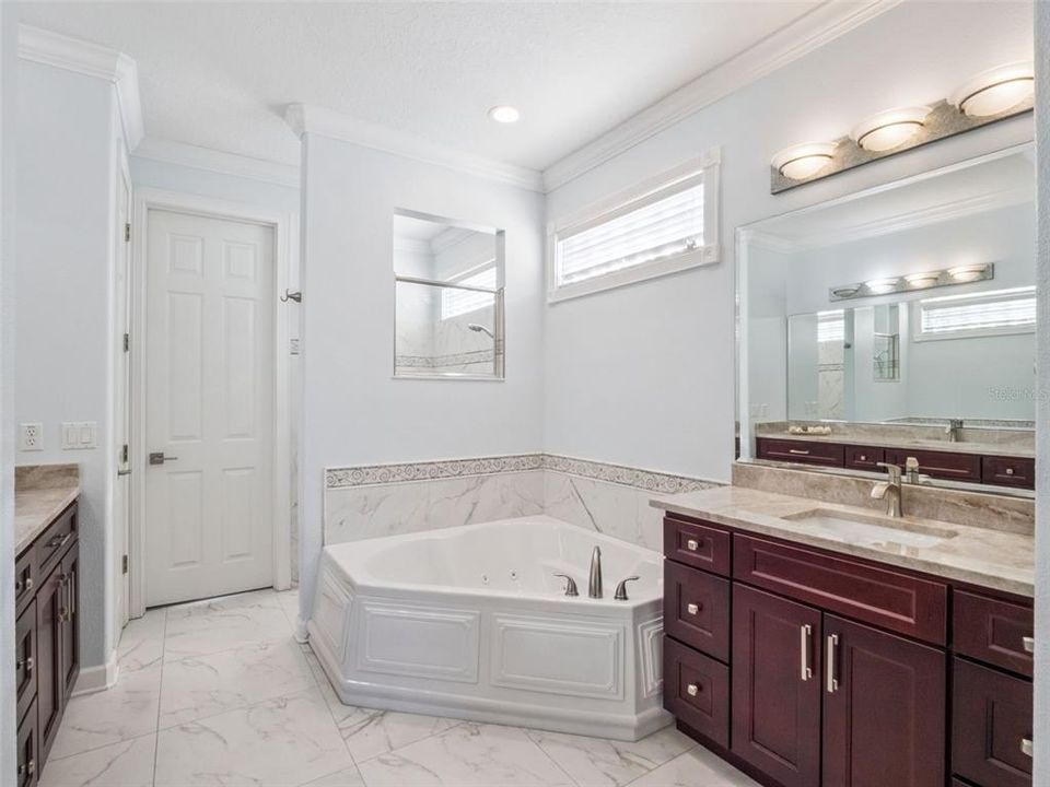 Activo con contrato: $1,395,000 (5 camas, 4 baños, 4000 Pies cuadrados)