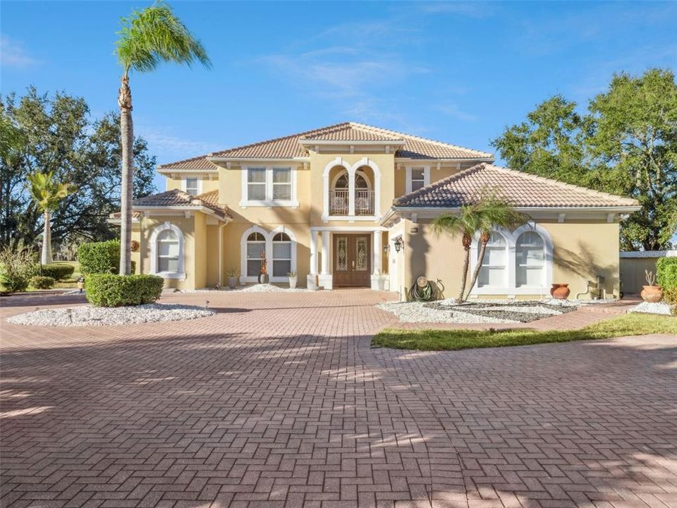 Activo con contrato: $1,395,000 (5 camas, 4 baños, 4000 Pies cuadrados)