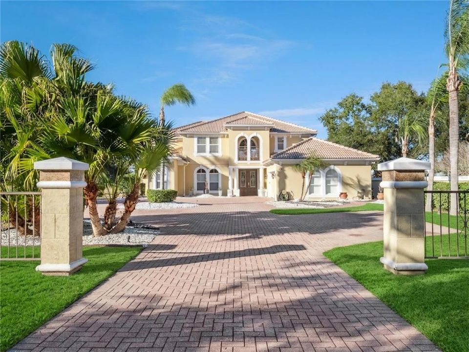 Activo con contrato: $1,395,000 (5 camas, 4 baños, 4000 Pies cuadrados)