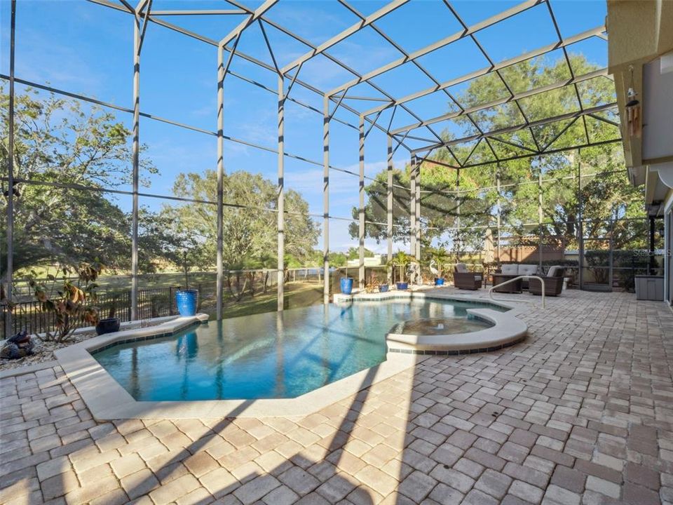 Activo con contrato: $1,395,000 (5 camas, 4 baños, 4000 Pies cuadrados)