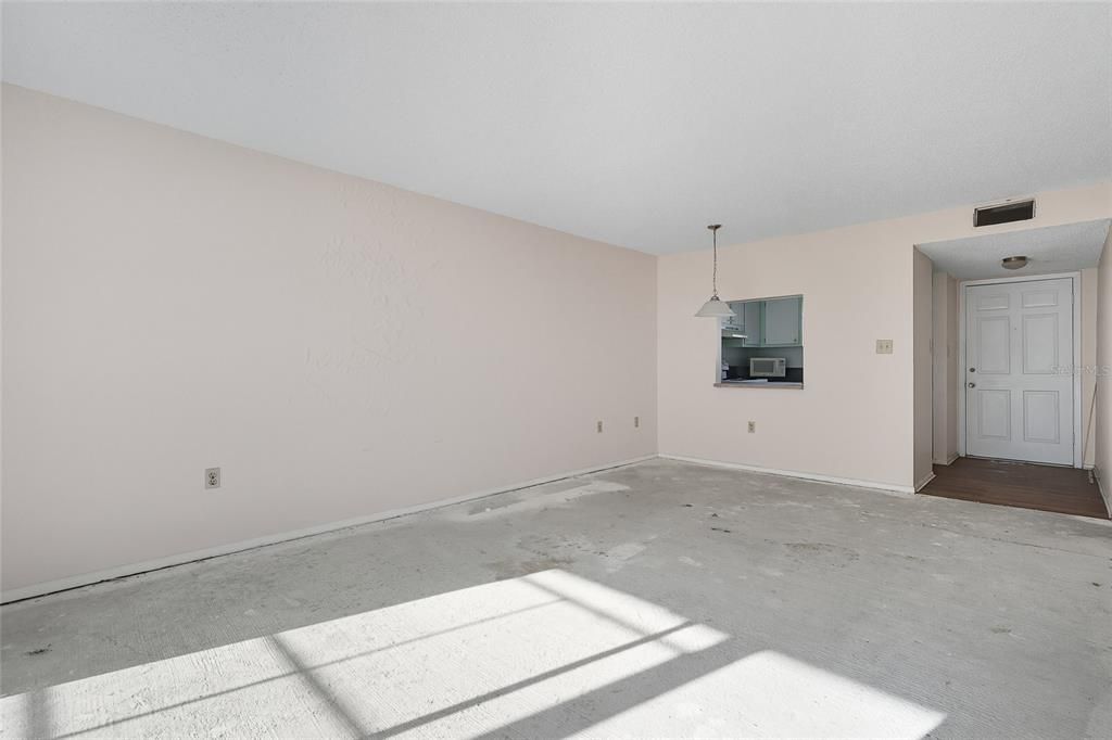 For Sale: $54,900 (1 beds, 1 baths, 725 Square Feet)