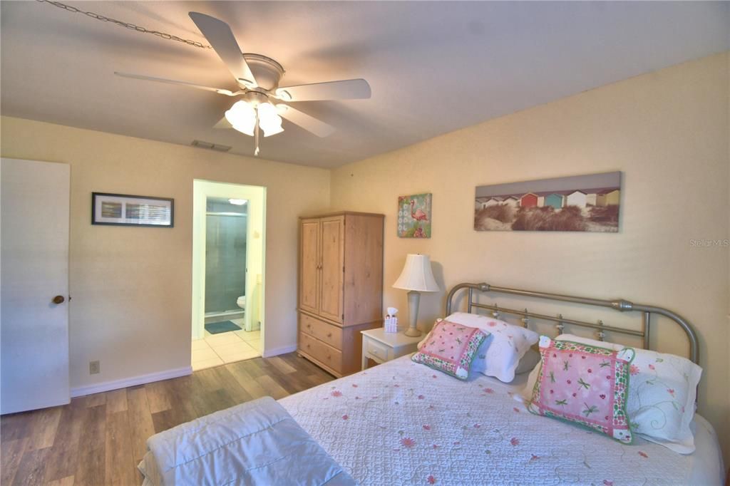Active With Contract: $120,000 (2 beds, 2 baths, 1008 Square Feet)