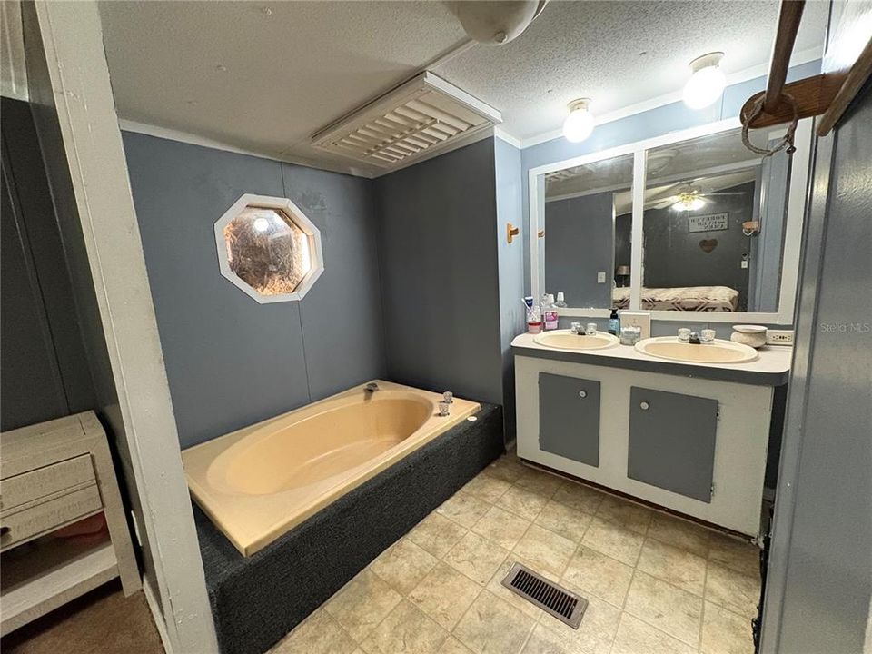 На продажу: $149,999 (3 спален, 2 ванн, 1056 Квадратных фут)