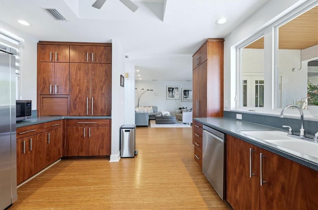 En Venta: $1,150,000 (3 camas, 2 baños, 2800 Pies cuadrados)