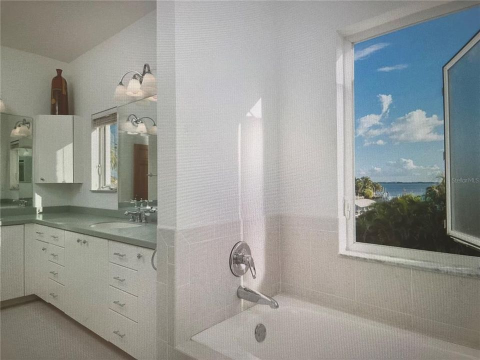 En Venta: $1,150,000 (3 camas, 2 baños, 2800 Pies cuadrados)