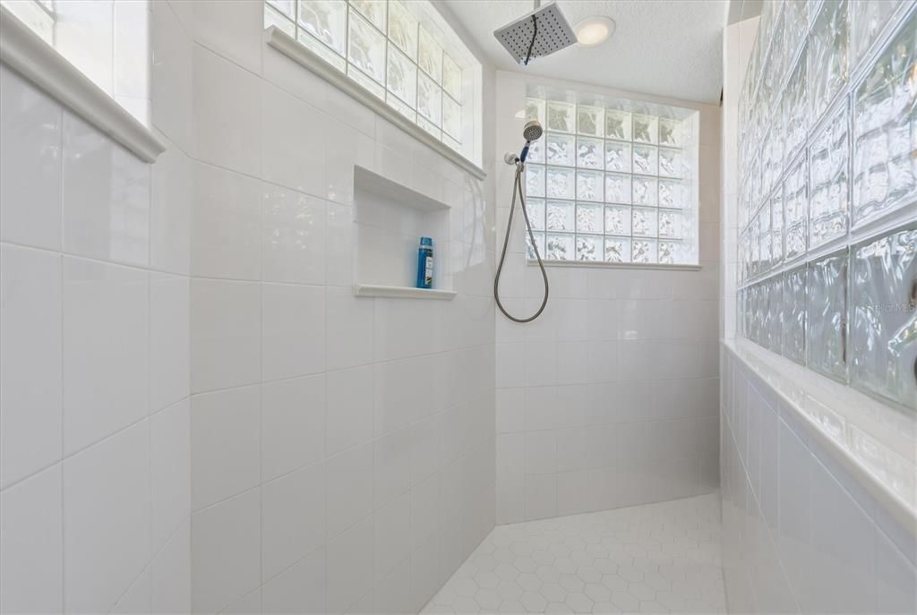 En Venta: $845,000 (3 camas, 2 baños, 2542 Pies cuadrados)