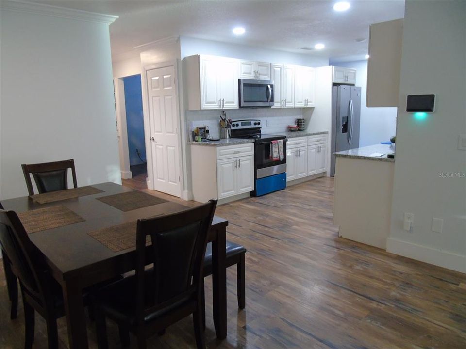 Active With Contract: $325,000 (3 beds, 2 baths, 1470 Square Feet)