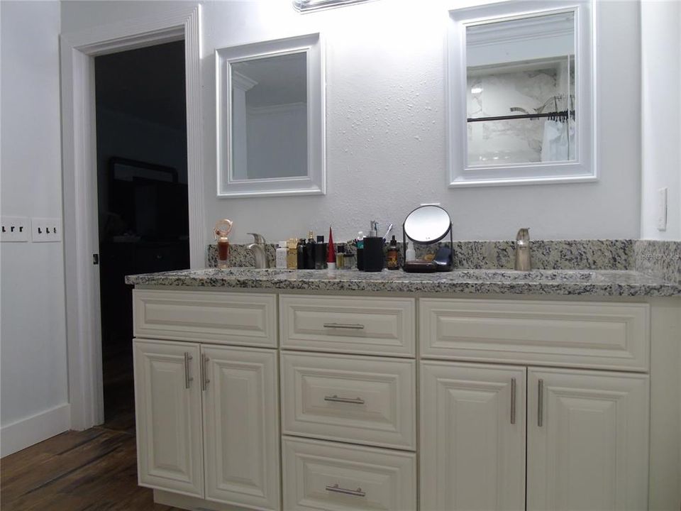 Active With Contract: $325,000 (3 beds, 2 baths, 1470 Square Feet)