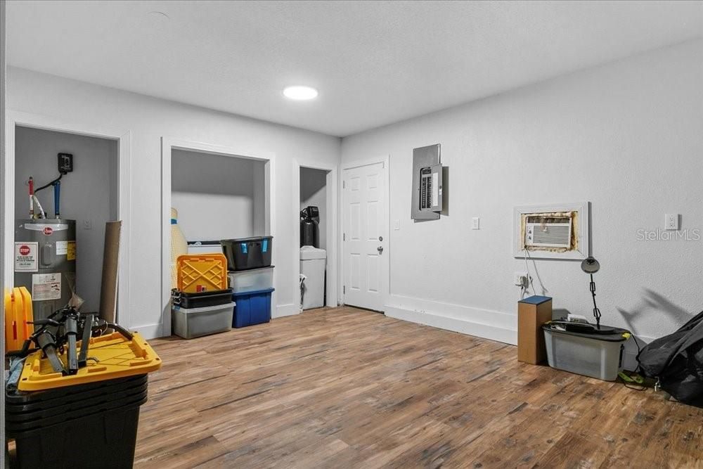 Active With Contract: $325,000 (3 beds, 2 baths, 1470 Square Feet)
