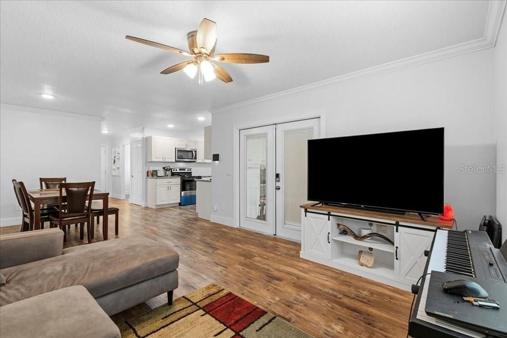 Active With Contract: $325,000 (3 beds, 2 baths, 1470 Square Feet)