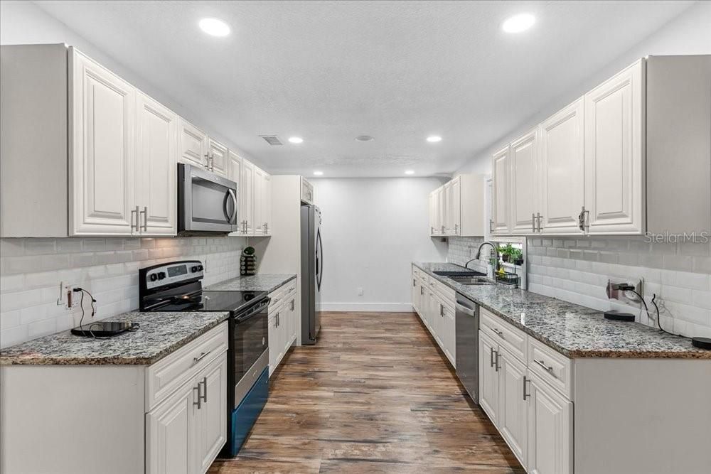 Active With Contract: $325,000 (3 beds, 2 baths, 1470 Square Feet)