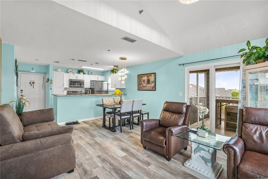 For Sale: $213,500 (1 beds, 1 baths, 680 Square Feet)