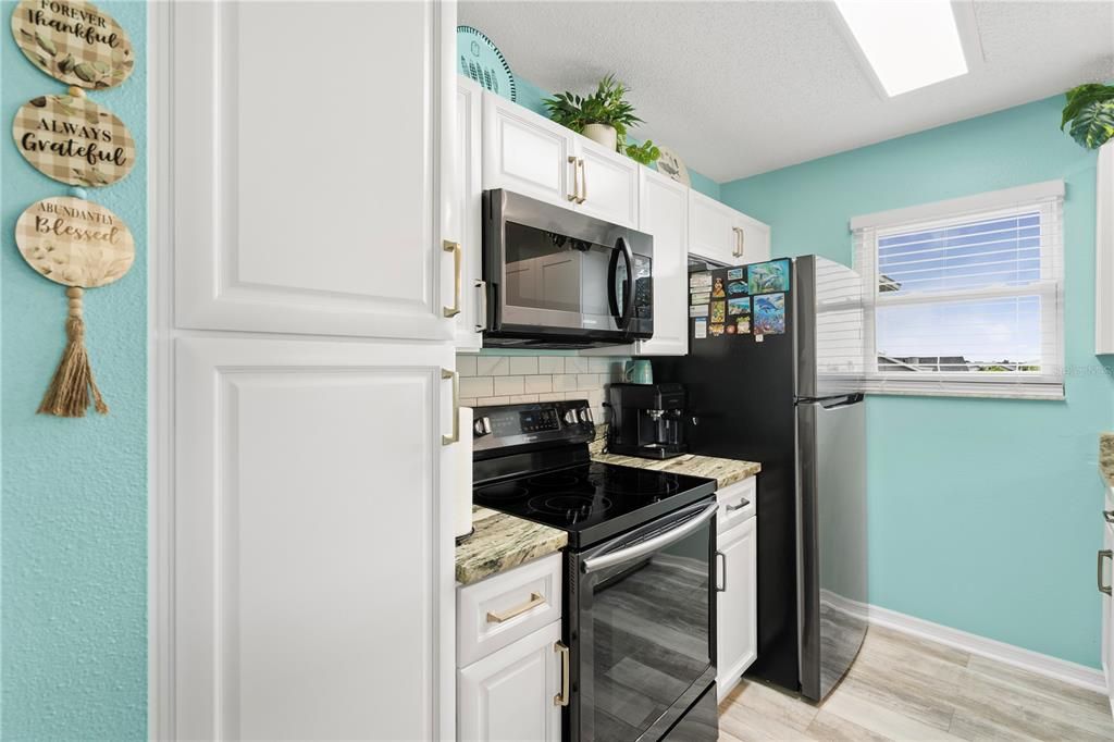 For Sale: $213,500 (1 beds, 1 baths, 680 Square Feet)