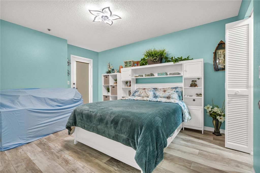 For Sale: $213,500 (1 beds, 1 baths, 680 Square Feet)