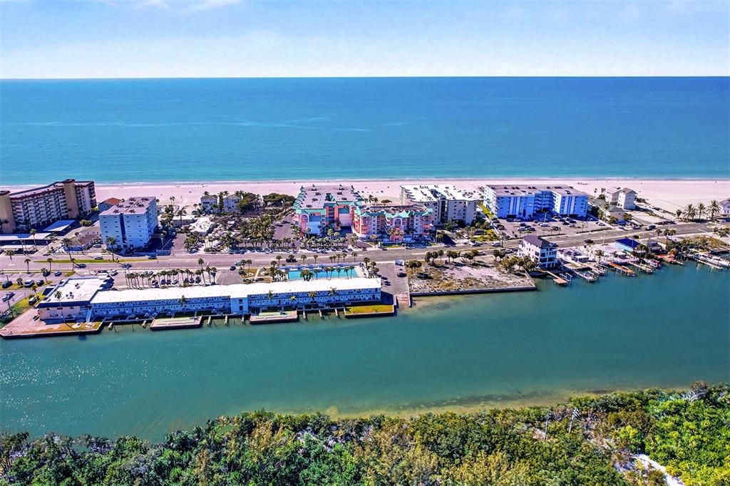 На продажу: $699,900 (2 спален, 2 ванн, 1400 Квадратных фут)