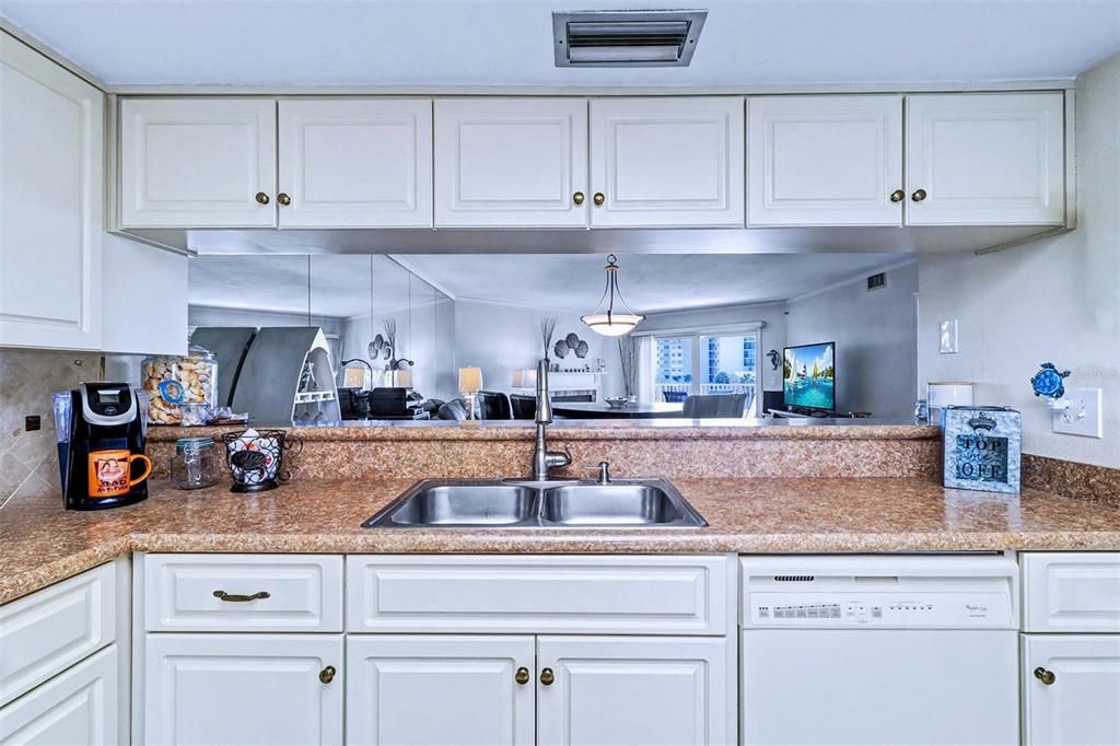 На продажу: $699,900 (2 спален, 2 ванн, 1400 Квадратных фут)