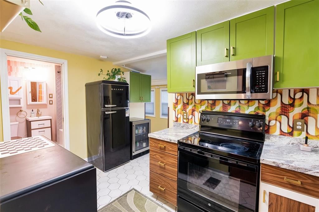 Active With Contract: $214,900 (2 beds, 1 baths, 928 Square Feet)