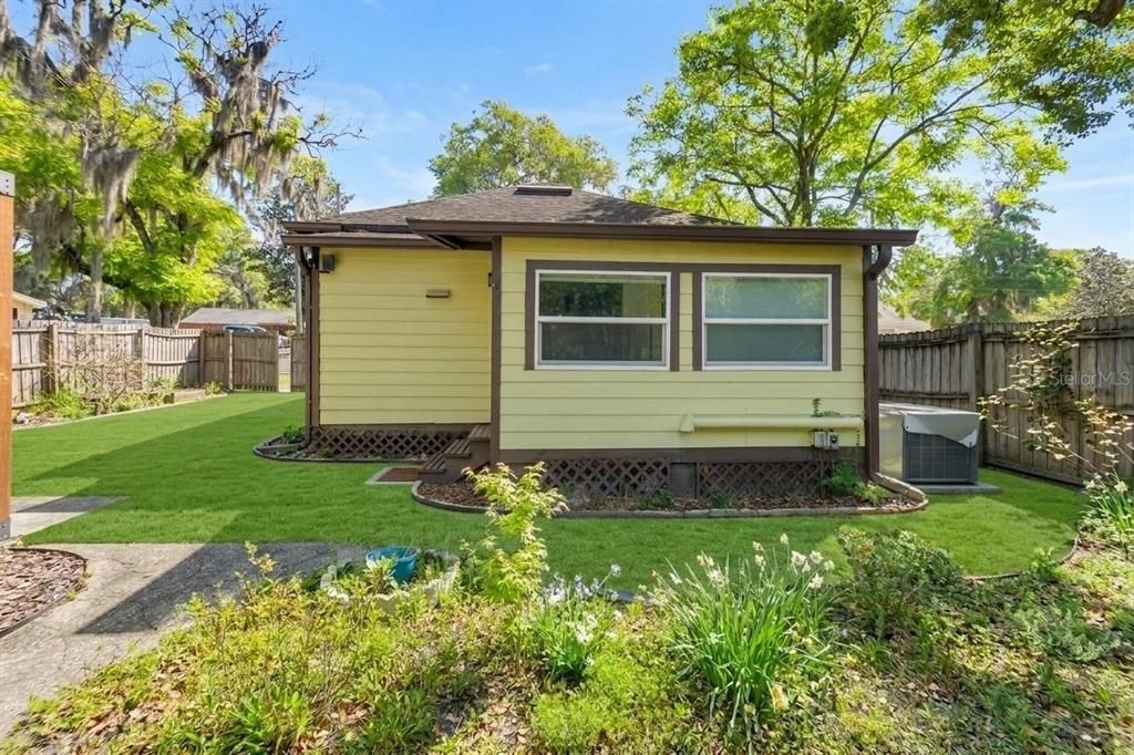 Active With Contract: $214,900 (2 beds, 1 baths, 928 Square Feet)