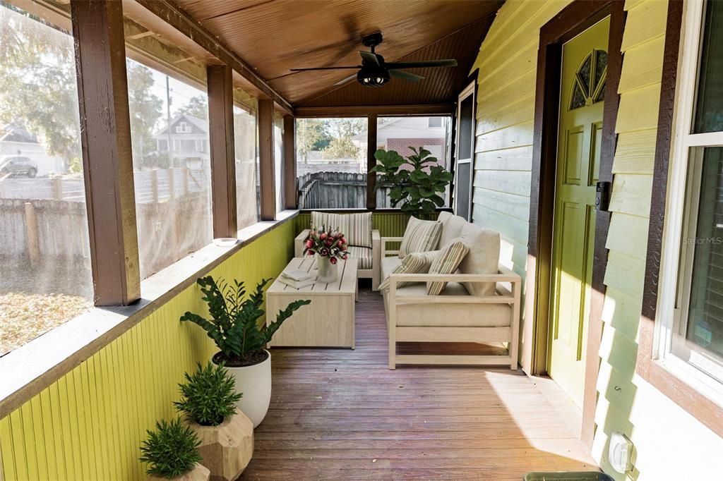 Active With Contract: $214,900 (2 beds, 1 baths, 928 Square Feet)