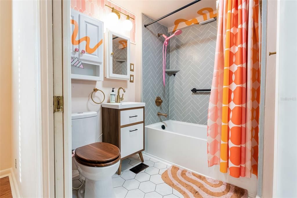 Active With Contract: $214,900 (2 beds, 1 baths, 928 Square Feet)