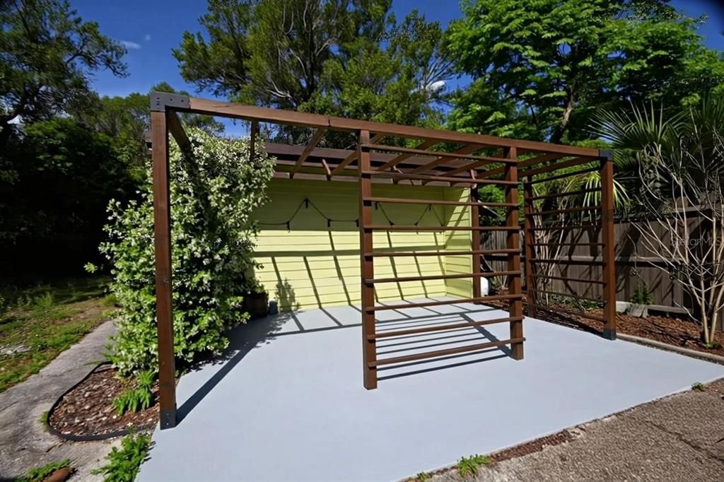 Active With Contract: $214,900 (2 beds, 1 baths, 928 Square Feet)