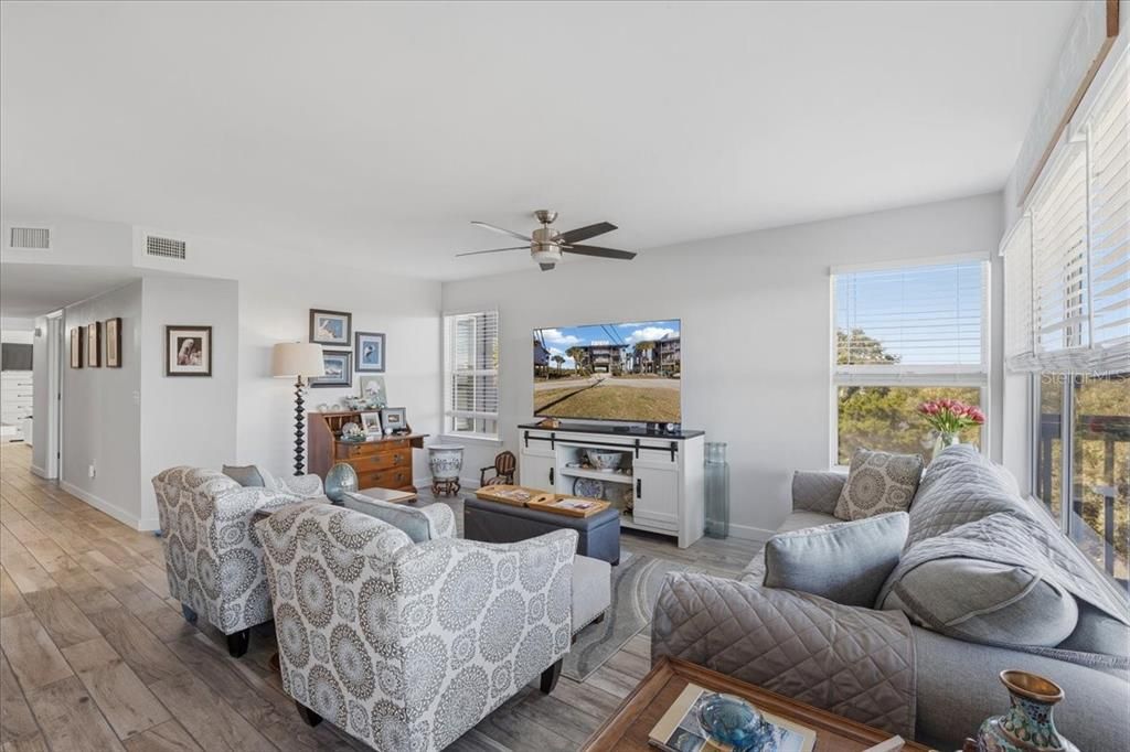 En Venta: $369,900 (2 camas, 2 baños, 1038 Pies cuadrados)