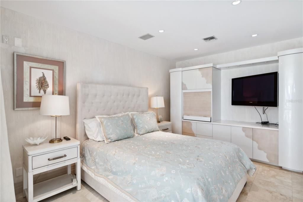 For Sale: $8,750,000 (3 beds, 2 baths, 4750 Square Feet)
