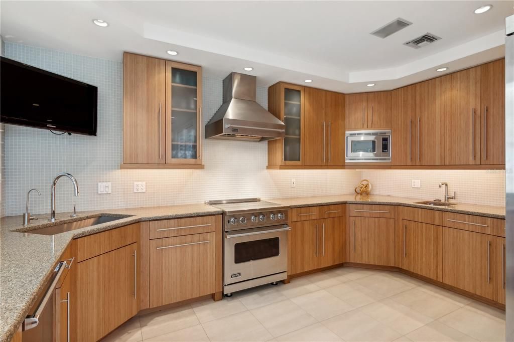 For Sale: $8,750,000 (3 beds, 2 baths, 4750 Square Feet)