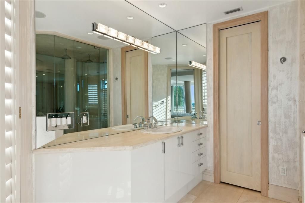 For Sale: $8,750,000 (3 beds, 2 baths, 4750 Square Feet)
