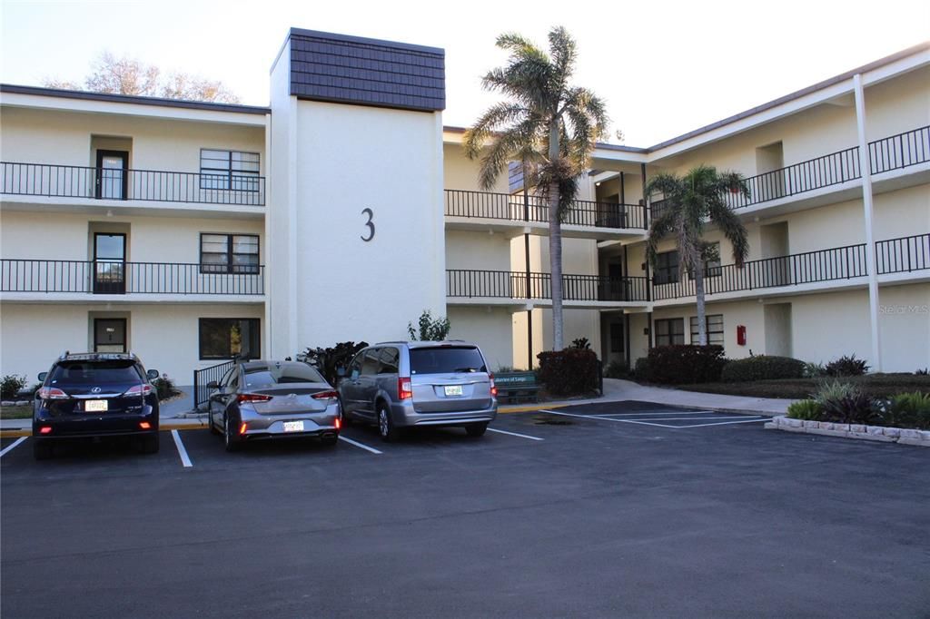 Под контрактом: $124,900 (1 спален, 1 ванн, 725 Квадратных фут)