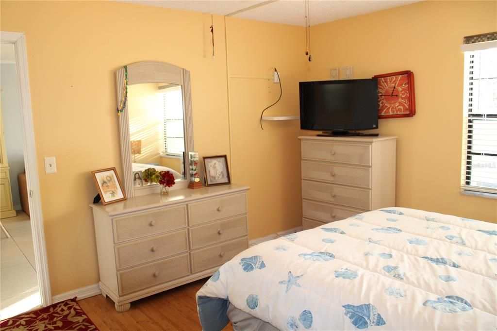 Под контрактом: $124,900 (1 спален, 1 ванн, 725 Квадратных фут)