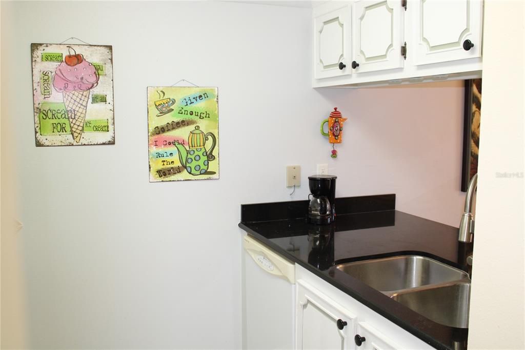 Под контрактом: $124,900 (1 спален, 1 ванн, 725 Квадратных фут)