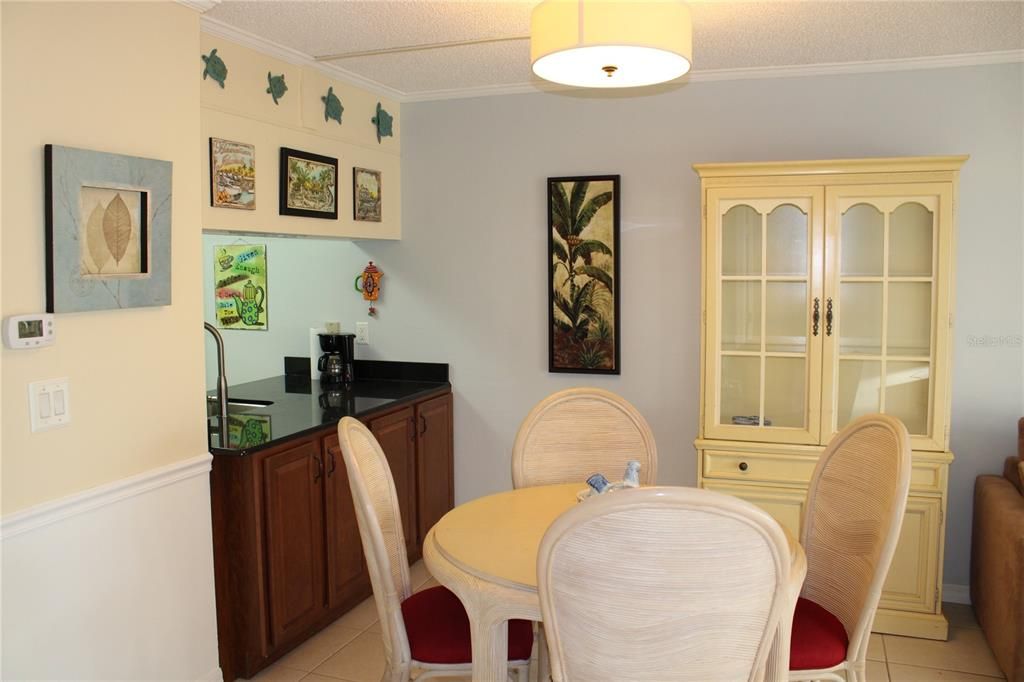 Под контрактом: $124,900 (1 спален, 1 ванн, 725 Квадратных фут)