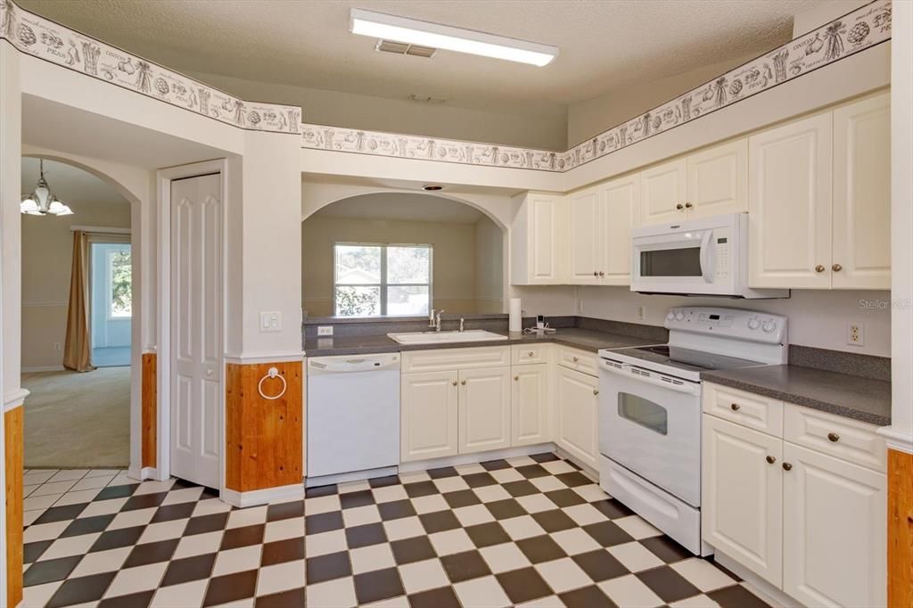 Active With Contract: $325,000 (3 beds, 2 baths, 1390 Square Feet)