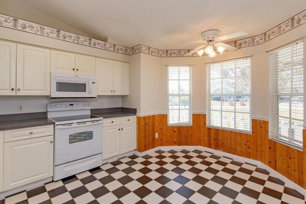 Active With Contract: $325,000 (3 beds, 2 baths, 1390 Square Feet)
