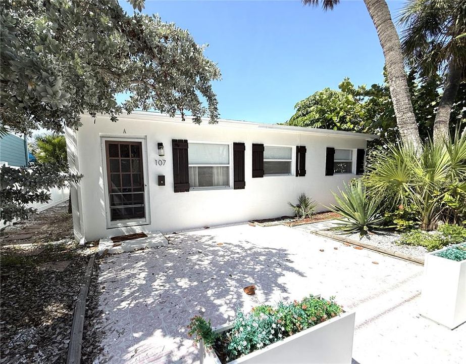 For Sale: $1,595,000 (5 beds, 4 baths, 2032 Square Feet)