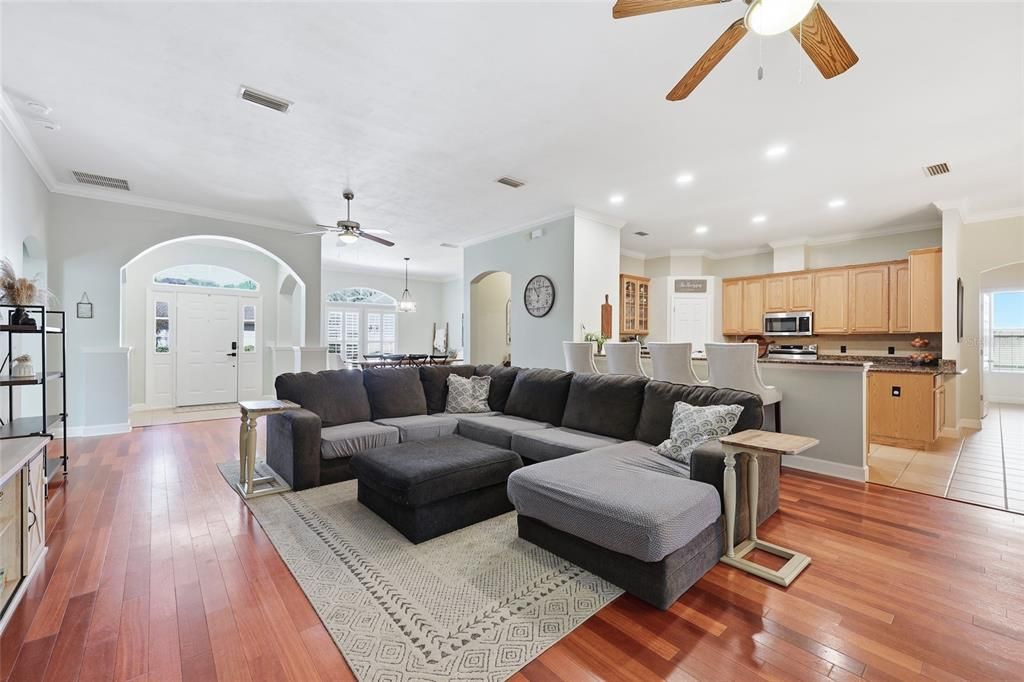 Activo con contrato: $625,000 (4 camas, 3 baños, 2860 Pies cuadrados)