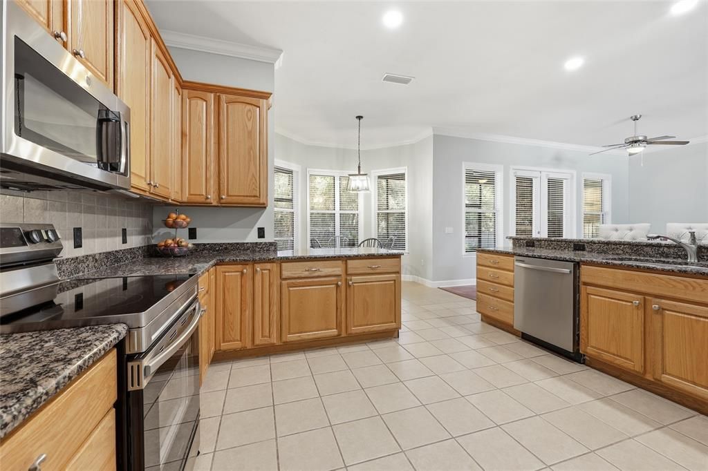 Activo con contrato: $625,000 (4 camas, 3 baños, 2860 Pies cuadrados)