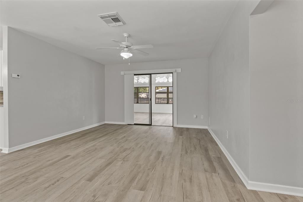 For Sale: $239,900 (2 beds, 1 baths, 1270 Square Feet)