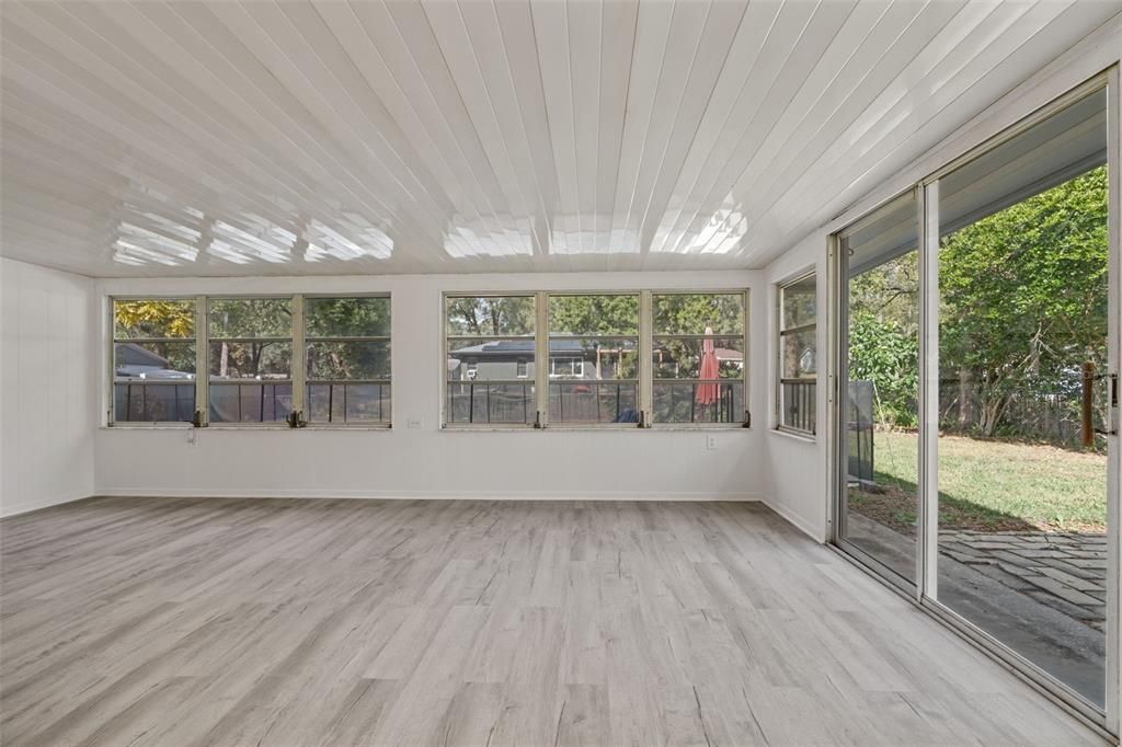 For Sale: $239,900 (2 beds, 1 baths, 1270 Square Feet)