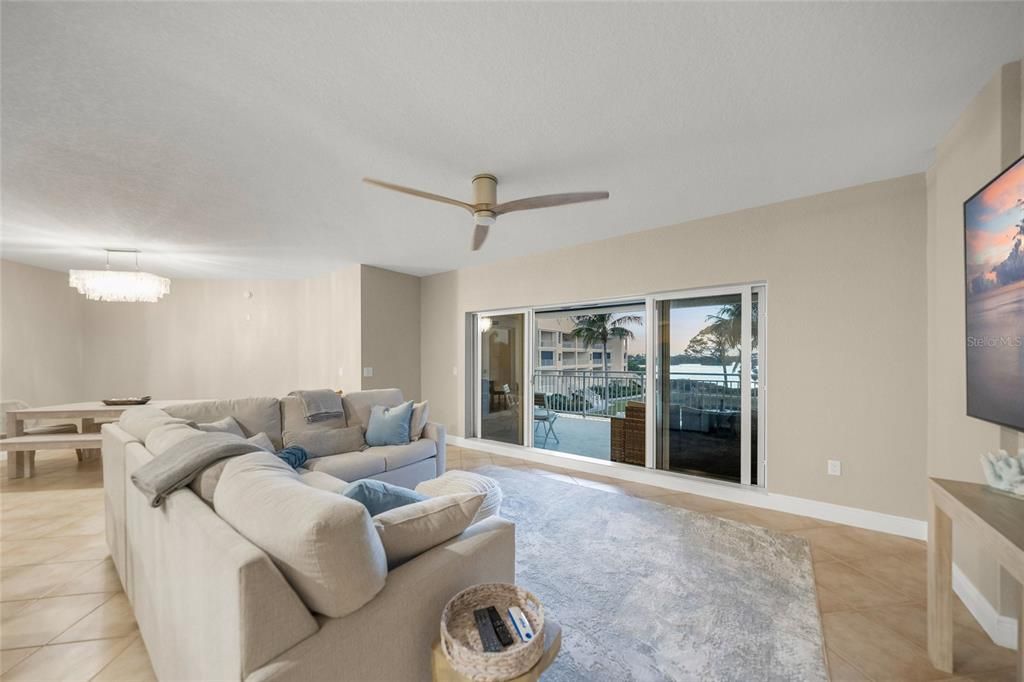 For Sale: $899,995 (3 beds, 2 baths, 2199 Square Feet)