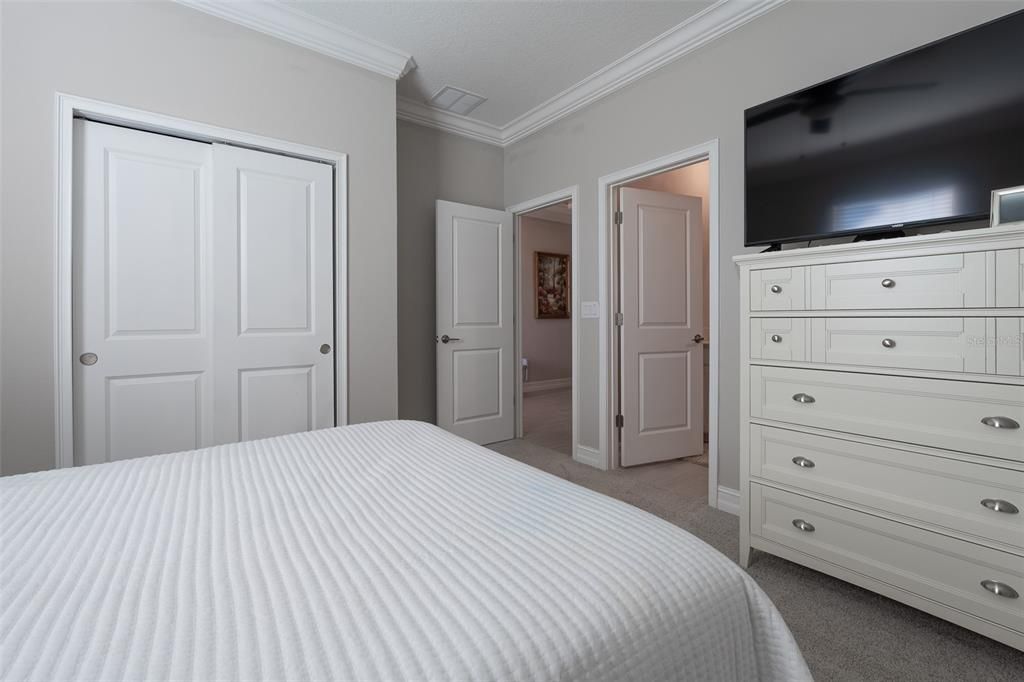 Activo con contrato: $435,000 (3 camas, 3 baños, 2170 Pies cuadrados)