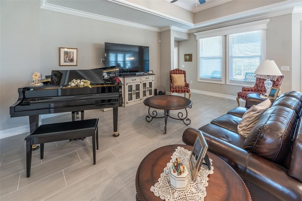 Activo con contrato: $435,000 (3 camas, 3 baños, 2170 Pies cuadrados)