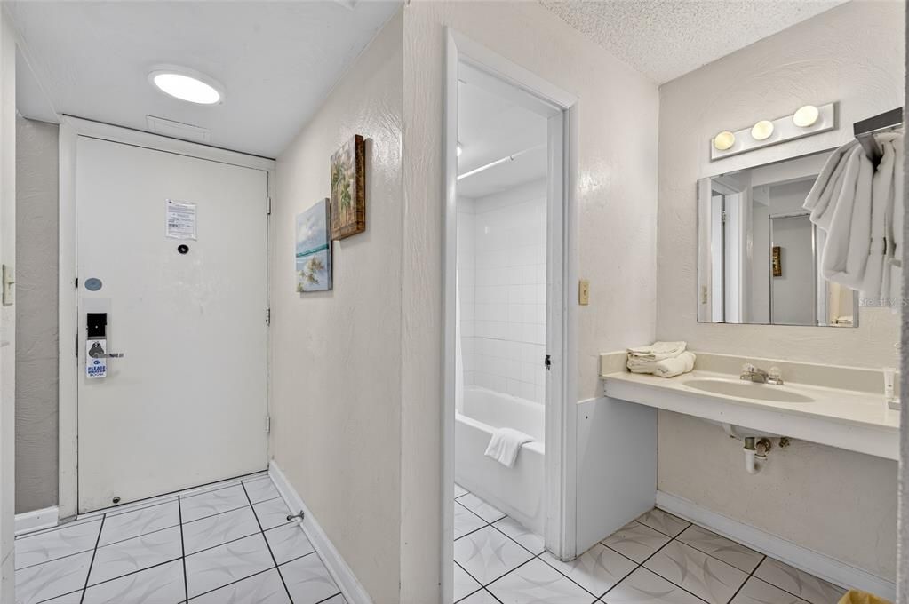 For Sale: $97,500 (1 beds, 1 baths, 343 Square Feet)