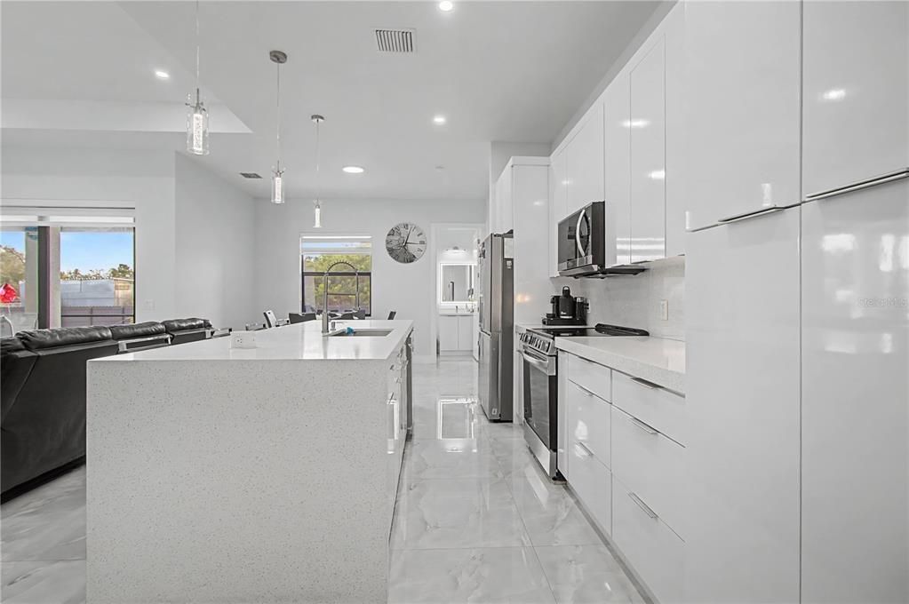 Activo con contrato: $439,900 (3 camas, 2 baños, 1643 Pies cuadrados)